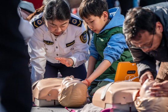 云南省急救中心的醫(yī)師講授心肺復(fù)蘇方法技巧。新華社記者 胡超 攝