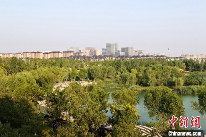 從完成頂層設(shè)計(jì)到如火如荼大規(guī)模建設(shè)，六年來(lái)，雄安新區(qū)如春天的竹子一般拔節(jié)生長(zhǎng)，這座承載千年大計(jì)的“未來(lái)之城”已雄姿初顯。從“一張白紙”開(kāi)始著墨，如今的雄安新區(qū)已是濃墨重彩的“山水畫(huà)”。<a target='_blank' href='/'>中新社</a>記者近日走訪了雄安新區(qū)多地，從“藍(lán)綠金”三色感受這座“未來(lái)之城”的巨大變化。圖為7月18日拍攝的河北雄安新區(qū)金湖公園。 <a target='_blank' href='/'>中新社</a>記者 易海菲 攝