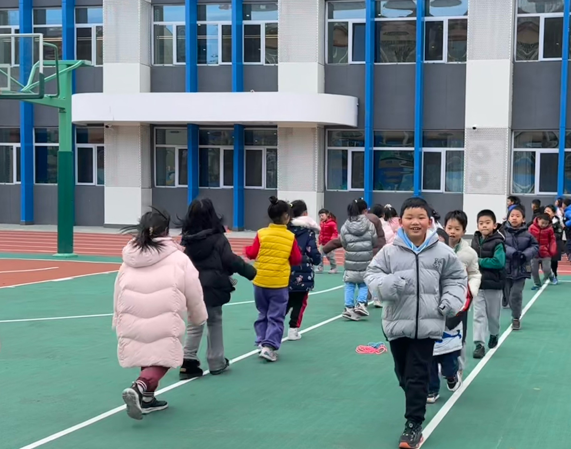 一年級的同學(xué)課間跑步 。學(xué)校供圖