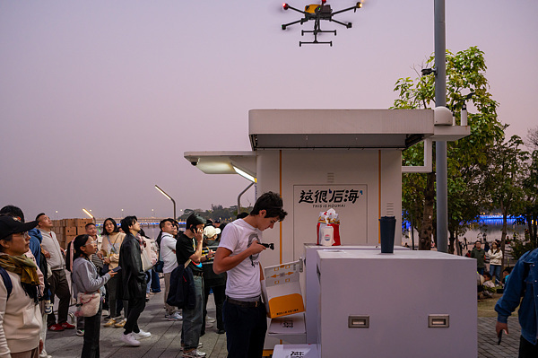 在深圳，外國(guó)游客體驗(yàn)無人機(jī)外賣送餐。