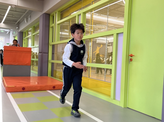 學生在南樓二層的體能教師訓練。人民網(wǎng)記者孫競 攝