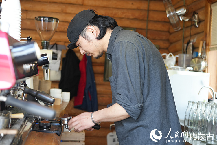 喻曉在小木屋中制作咖啡。人民網(wǎng)記者 李睿攝