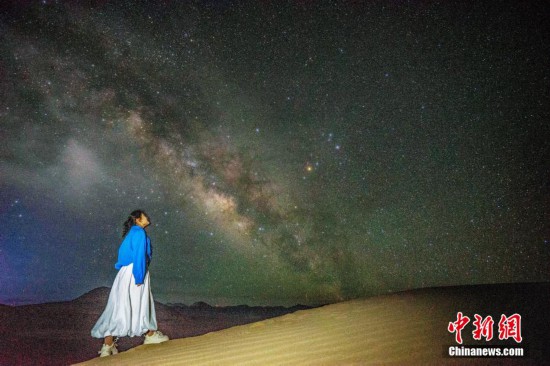 圖為6月20日晚，游客在西藏阿里暗夜公園與銀河“合影”。曹枝清 攝