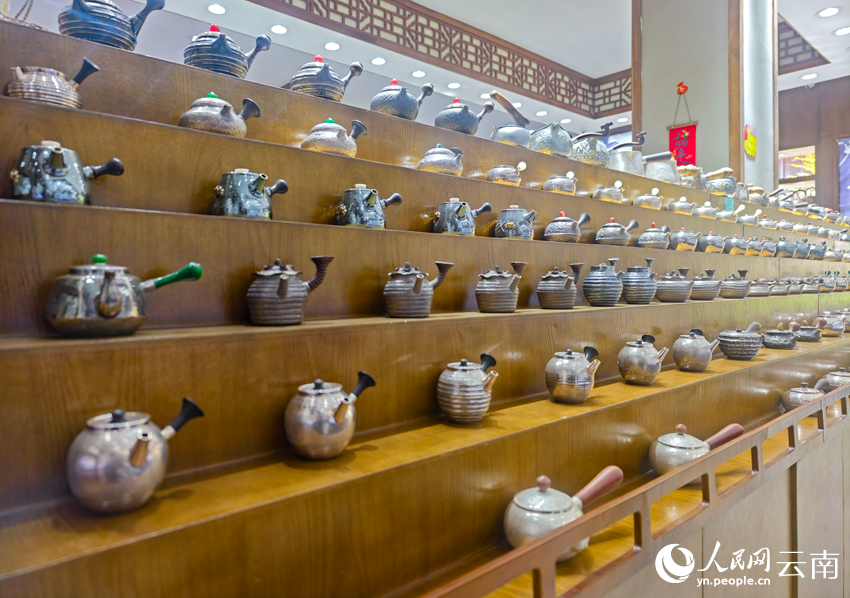 8新華村一家銀器店里的各類銀器。人民網(wǎng)記者 符皓攝