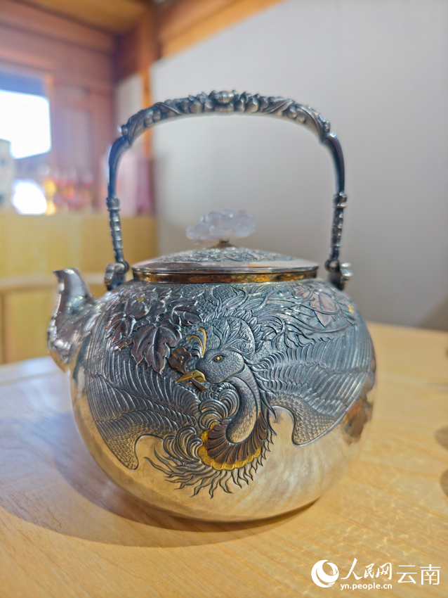 李耀華制作的銀壺。人民網(wǎng)記者 符皓攝