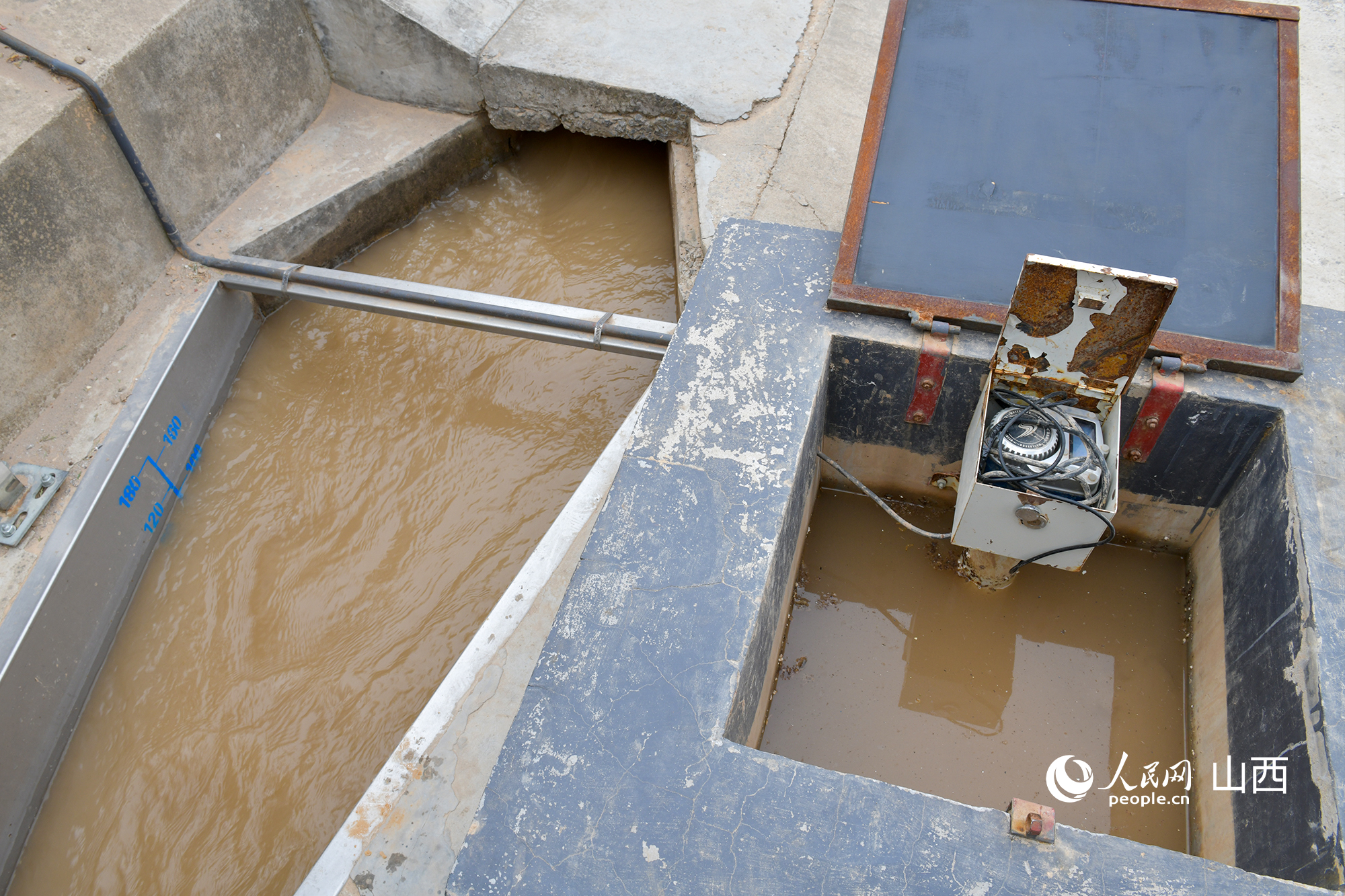 灌區(qū)渠口的計量設(shè)施。人民網(wǎng)記者 焦搏文攝