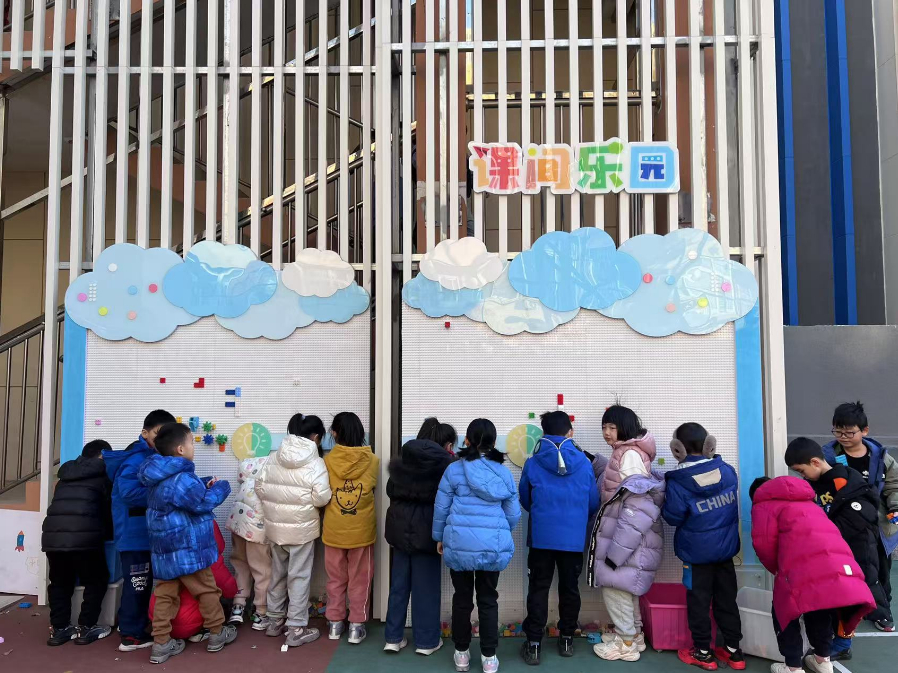 學(xué)生們在課間樂園玩拼圖。人民網(wǎng) 白炅攝