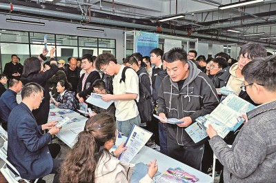 2024年3月，在蘭州大學2024屆畢業(yè)生大型春季綜合雙選會現(xiàn)場，青年學子踴躍報名西部用人單位。 蘭州大學供圖