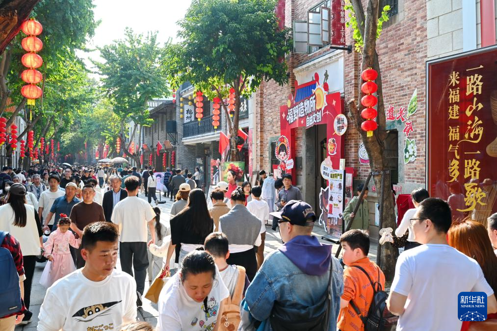 2月22日，市民游客在福州上下杭?xì)v史文化街區(qū)參觀游覽。新華社記者林善傳 攝