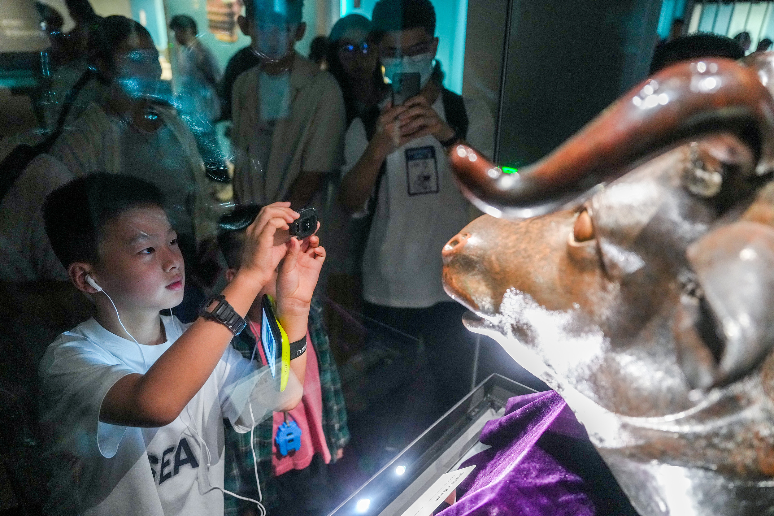 2025年6月，參加研學(xué)游的孩子在安徽博物院蜀山館參觀圓明園牛首銅像。（圖片來源：視覺中國）