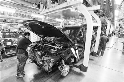 某新能源汽車智能制造基地總裝車間，工作人員正在工作。新華社記者 李博 攝