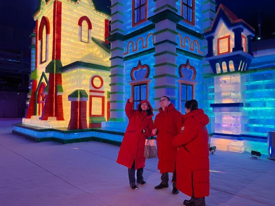 10月18日，哈薩克斯坦外賓參觀黑龍江哈爾濱冰雪大世界夢(mèng)幻冰雪館。新華社記者 楊軒 攝