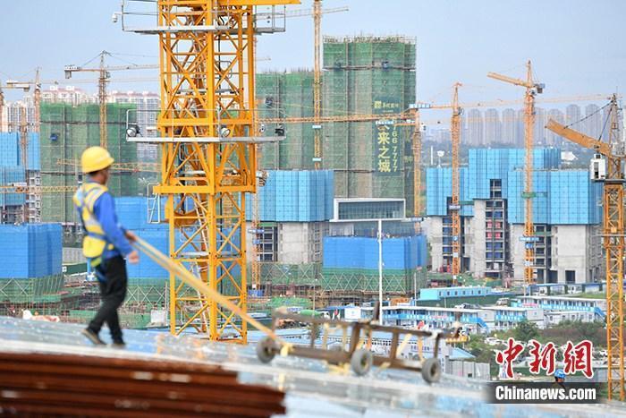 資料圖：一在建樓盤工地工人正在忙碌。 <a target='_blank' href='/'>中新社</a>記者 張浪 攝