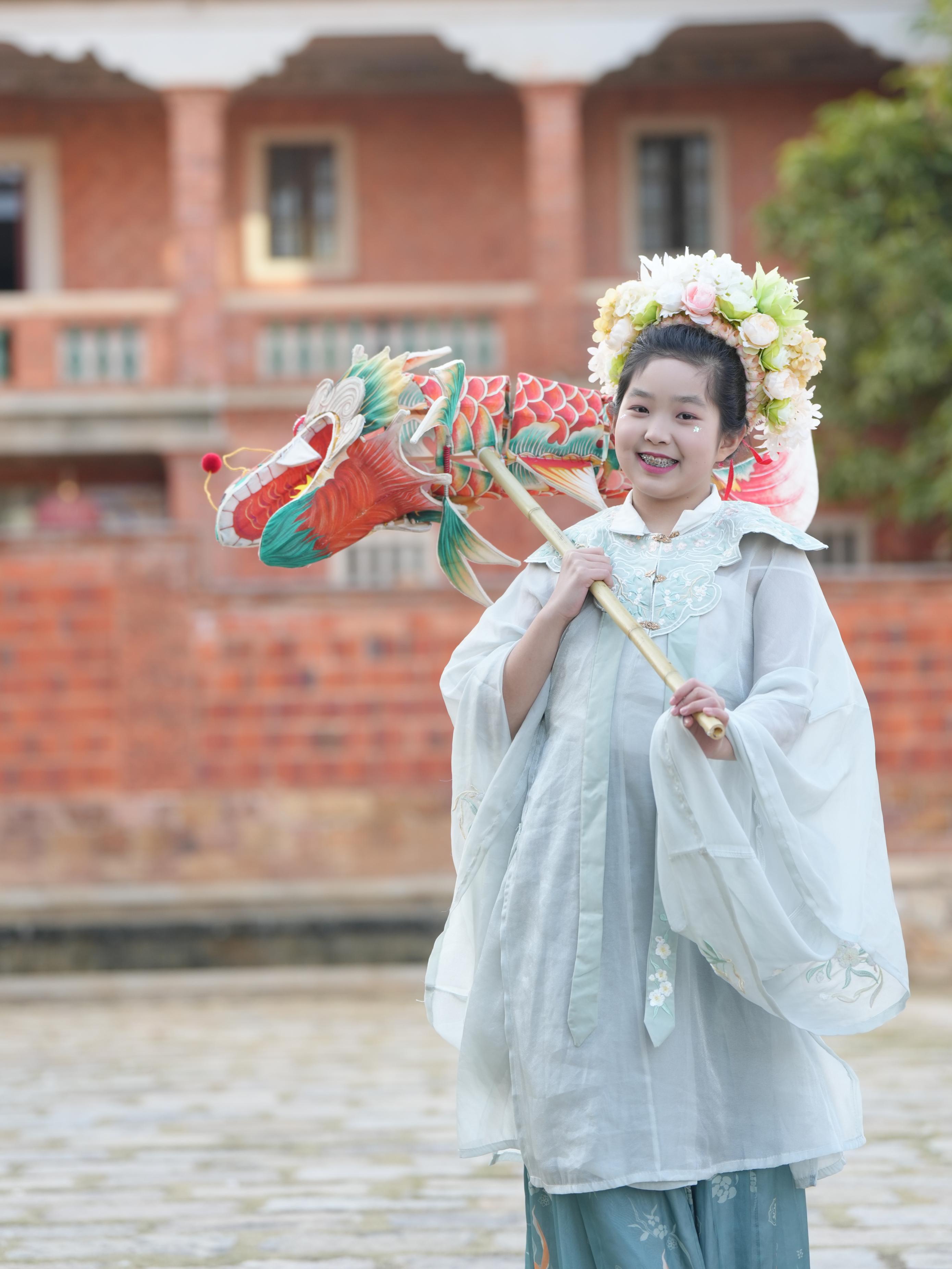 在泉州，沈女士為女兒拍下頭戴簪花的照片。受訪者供圖