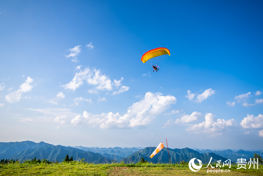 游客在野玉海飛行營地乘動力滑翔傘體驗云端觀景。人民網(wǎng)記者 涂敏攝