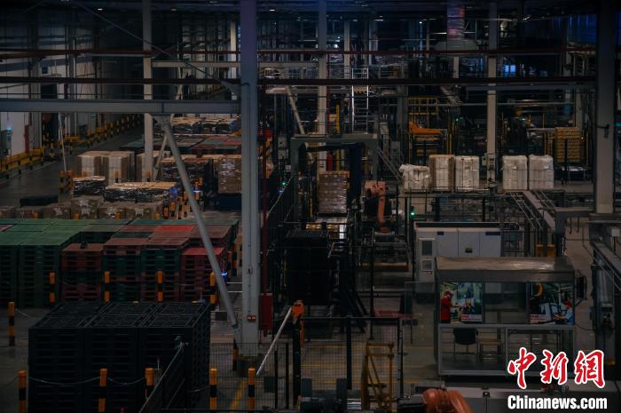 基地依托數(shù)字技術(shù)打造“黑燈工廠”。　李南軒 攝