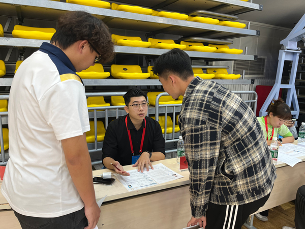 招聘會上，老師為畢業(yè)生開展就業(yè)指導(dǎo)。校方供圖