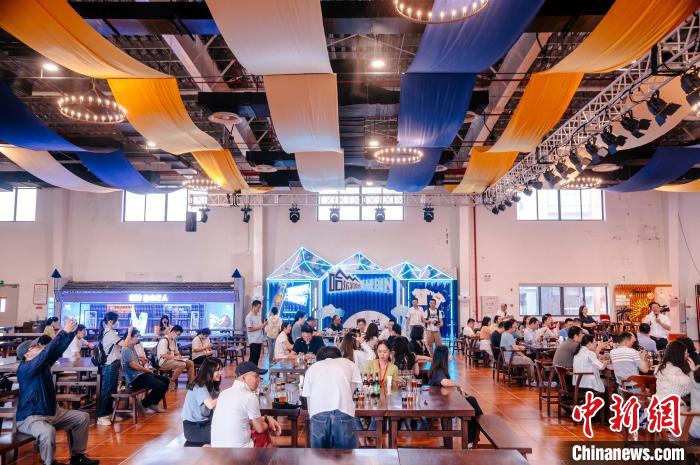 圖為基地內(nèi)的慕尼黑餐廳?！±钅宪?攝