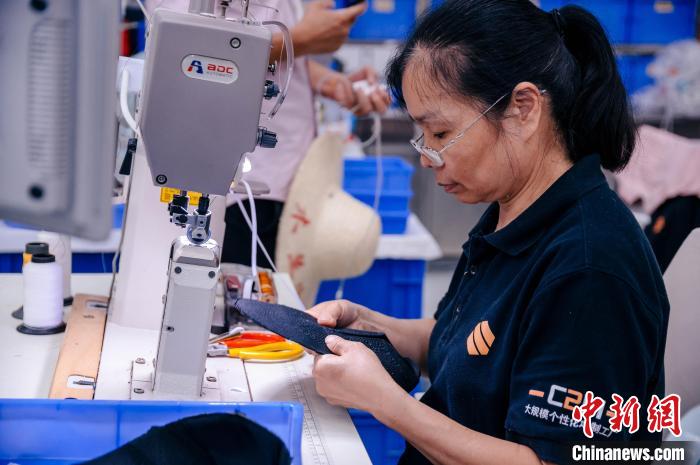 圖為員工在生產(chǎn)線工作?！±钅宪?攝