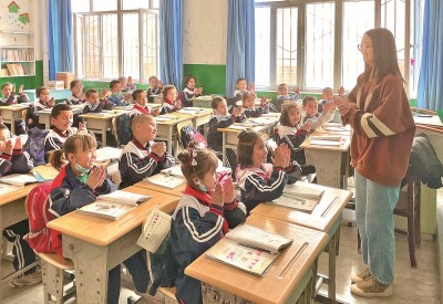 2023年5月，西北師范大學學生在新疆阿克蘇地區(qū)溫宿縣吐木秀克鎮(zhèn)第一小學實習支教。 卓杰攝