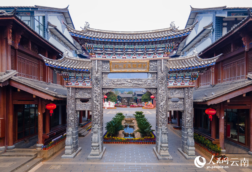 1.新華村耗銀近2.8噸建設(shè)的銀牌坊。人民網(wǎng)記者 符皓攝