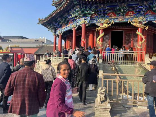 10月16日，到訪遼寧沈陽(yáng)的尼泊爾外賓在沈陽(yáng)故宮參觀。新華社記者 洪可潤(rùn) 攝。