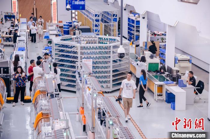 圖為莆田雙馳鞋業(yè)個性化定制示范工廠?！±钅宪?攝