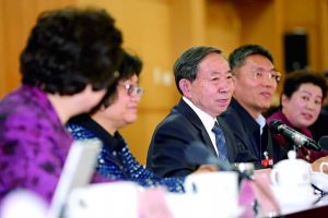 3月8日，全國政協(xié)舉行教育界別聯(lián)組會議，教育部部長袁貴仁右三到會聽取建議。