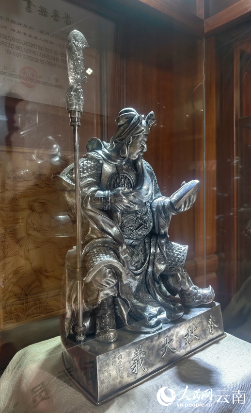 5寸發(fā)標(biāo)制作的關(guān)公像。人民網(wǎng)記者 符皓攝