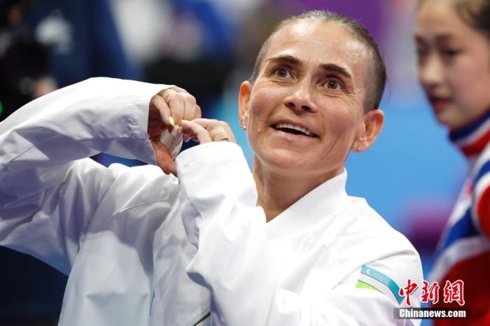 資料圖：9月28日，杭州第19屆亞運(yùn)會(huì)競(jìng)技體操女子跳馬決賽在黃龍?bào)w育中心體育館舉行。烏茲別克斯坦選手丘索維金娜以13.383分獲得該項(xiàng)目第四名。圖為丘索維金娜在賽后向觀眾比心。<a target='_blank' href='/'>中新社</a>記者 富田 攝