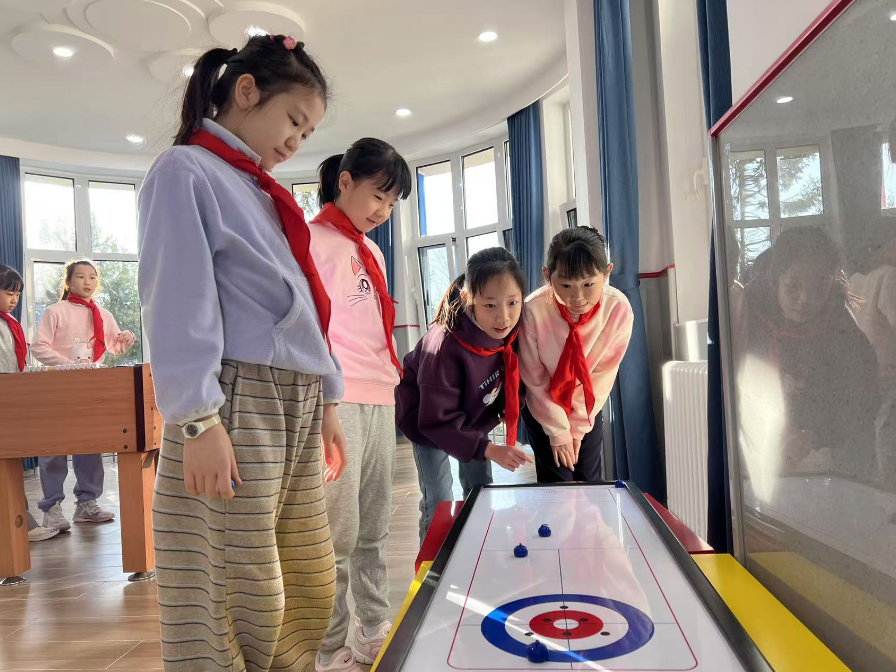 學(xué)生們在少先隊(duì)大廳進(jìn)行課間活動。人民網(wǎng) 白炅攝