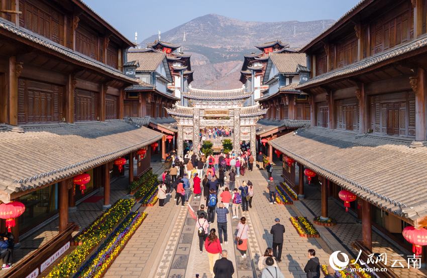 游客打卡新華村。人民網(wǎng)記者 符皓攝