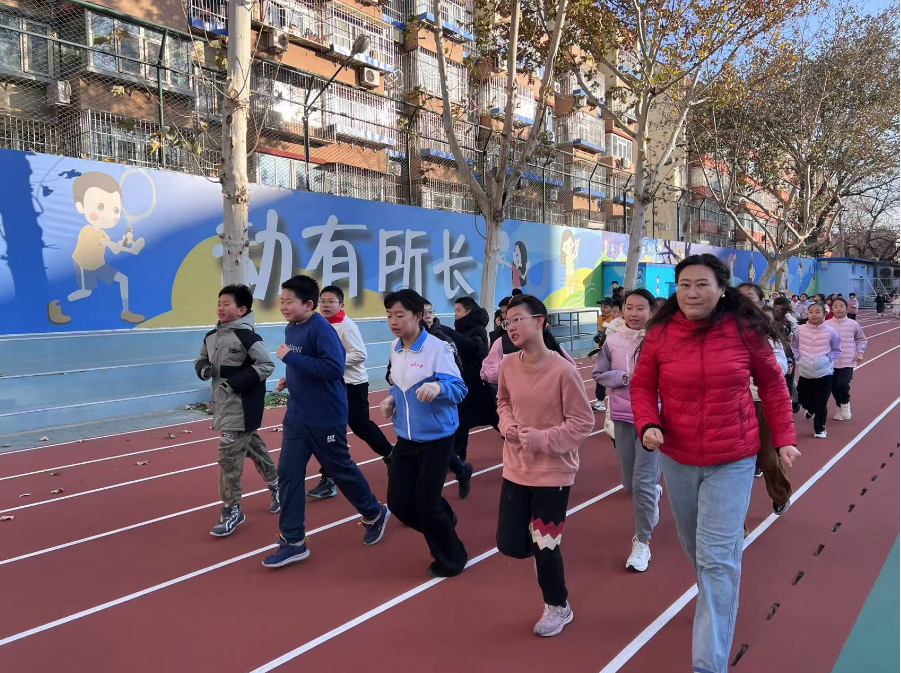 學(xué)生們在班主任陪同下跑步。人民網(wǎng) 白炅攝