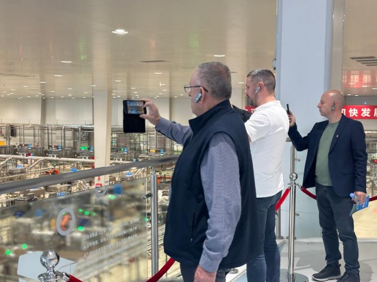 10月15日，來(lái)自塞爾維亞的外賓參觀位于內(nèi)蒙古呼和浩特的牛奶生產(chǎn)線。新華社記者 王雪冰 攝