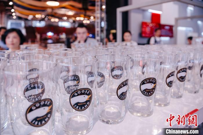 基地內(nèi)，各式啤酒文化周邊產(chǎn)品在出售?！±钅宪?攝