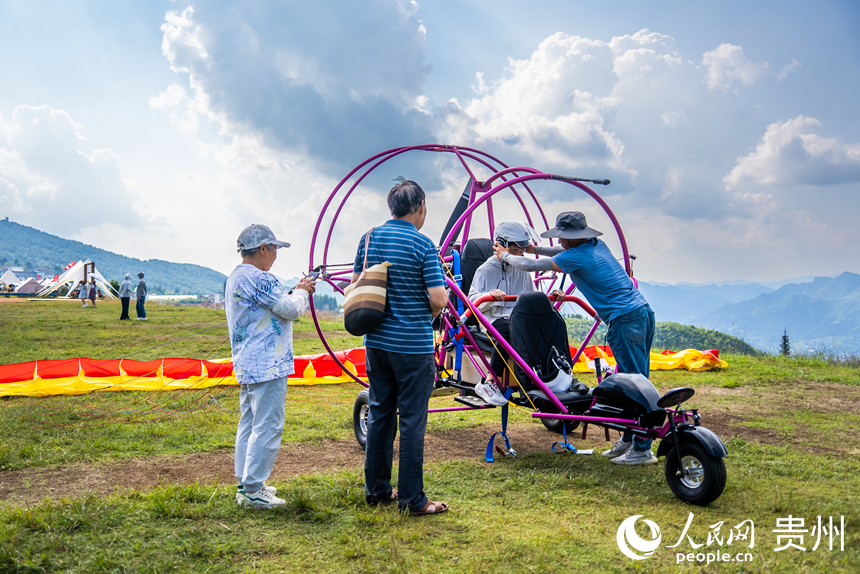 游客在野玉海飛行營地解鎖山地新玩法。人民網(wǎng)記者 涂敏攝