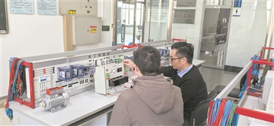 圖為哈爾濱工程大學(xué)教師指導(dǎo)學(xué)生開展新工科課程的實(shí)驗(yàn)項(xiàng)目。受訪者供圖