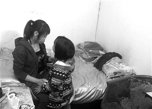 小梅現(xiàn)在只身帶著女兒，生活困難 圖片來(lái)源：溫州網(wǎng)