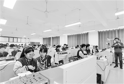 保定市職業(yè)技術(shù)教育中心職普融通實(shí)驗(yàn)班的學(xué)生在上電工技術(shù)課。陳汝健攝