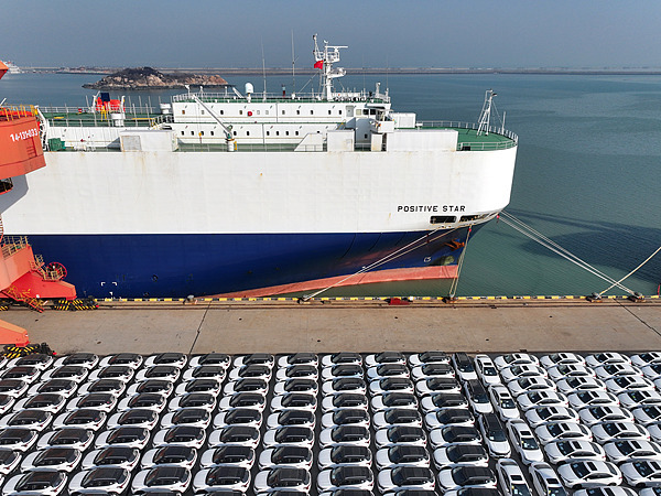 在江蘇省連云港，中國(guó)生產(chǎn)的汽車正加緊裝船出口海外。