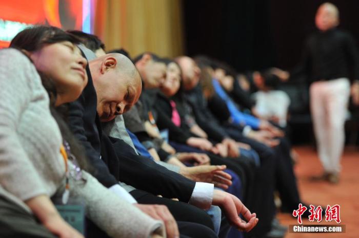 資料圖：民眾在專業(yè)催眠師的引導(dǎo)下睡覺，釋放壓力。<a target='_blank' href='/'>中新社</a>發(fā) 韋亮 攝