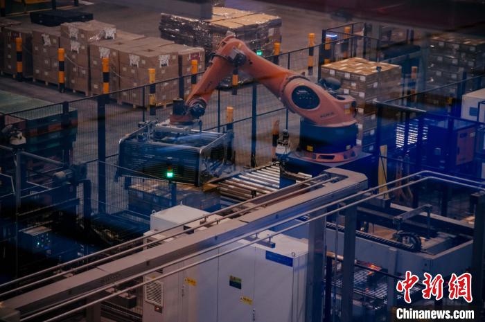 百威雪津啤酒莆田基地釀造幾乎都由自動化生產(chǎn)線完成，年產(chǎn)能達(dá)200萬噸。　李南軒 攝