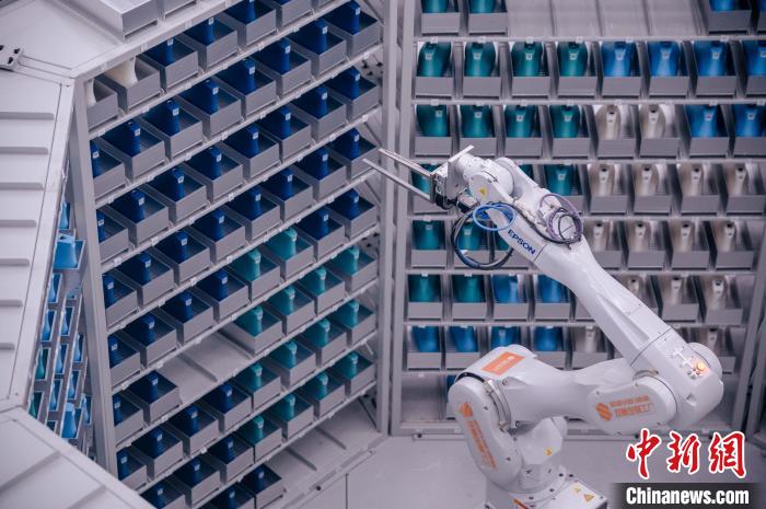 車間里，鞋楦配送機械臂在有序工作?！±钅宪?攝