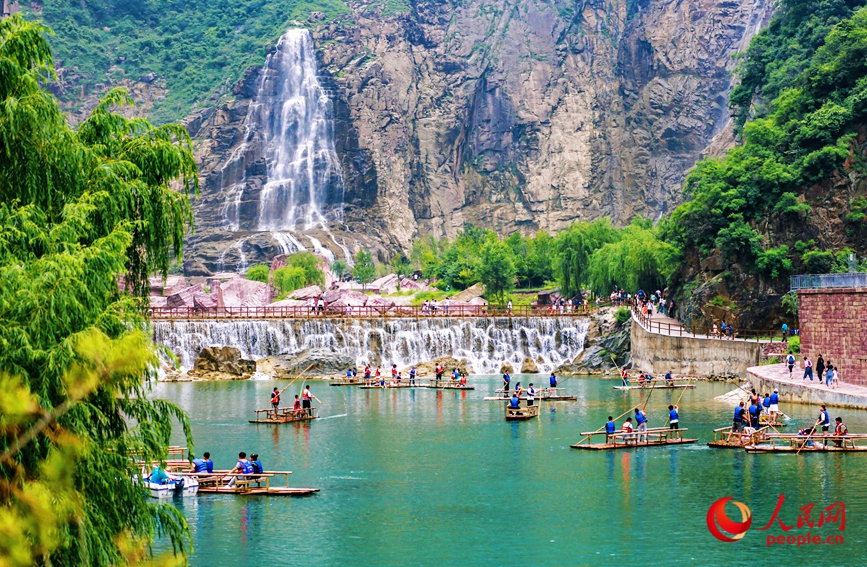 泛舟水上，成為酷熱夏季的一個避暑良方。人民網(wǎng)記者 王佩攝