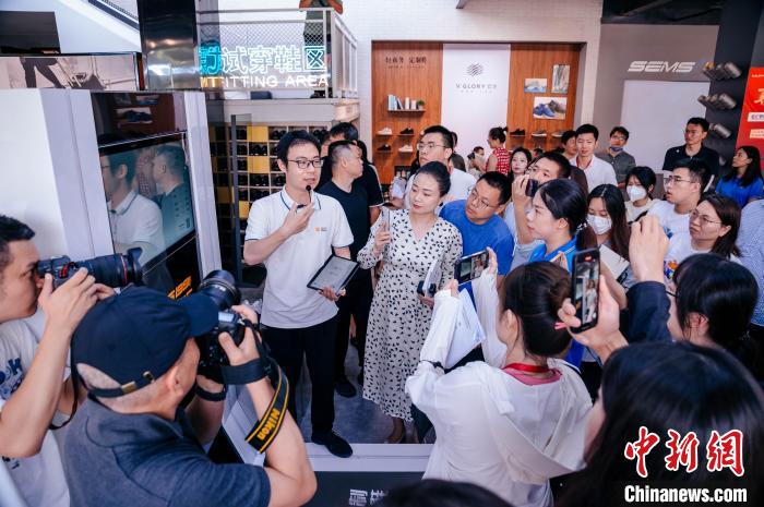 定制示范工廠可從腳型測量儀采集數(shù)據(jù)，按需進行“私人訂制”。　李南軒 攝