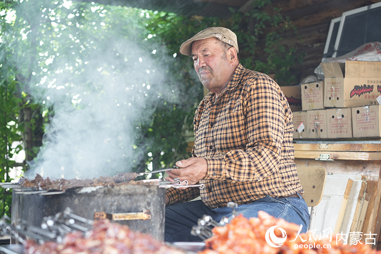 孫金花家庭小院內(nèi)，正在烤制肉串。人民網(wǎng)記者 李睿攝