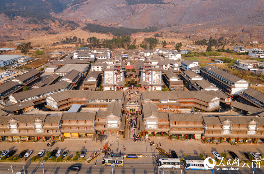 密布銀器加工作坊的新華村。人民網(wǎng)記者 符皓攝