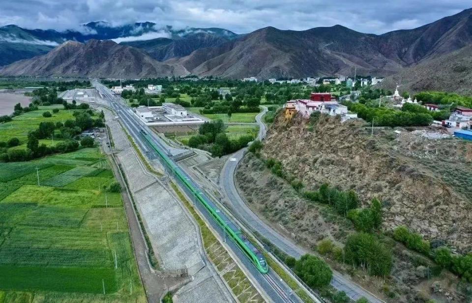 ?高原動集動車組。中國中車供圖。