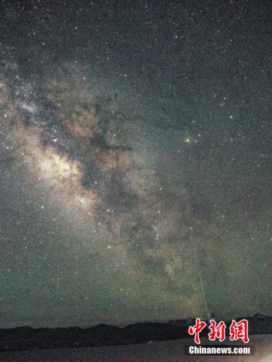 圖為6月20日晚游客在西藏阿里暗夜公園，與銀河“合影”。曹枝清 攝