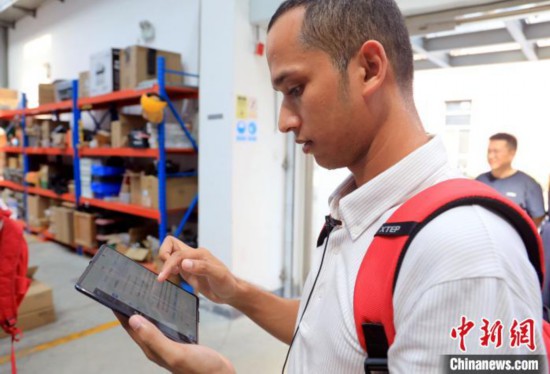 4日下午，西南交通大學(xué)孟加拉國留學(xué)生Zahidul Alam正借助“AI學(xué)伴”學(xué)習(xí)AI。 中新社記者 王磊 攝